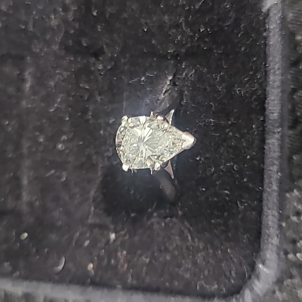 I have an extravagant vintage 1.70ct pear shape diamond set on a platinum ring 3